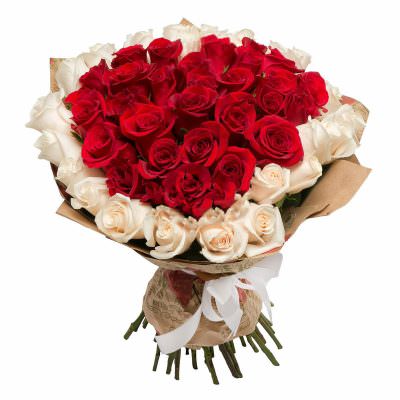 Букет из красных и белых роз «Элегантная страсть»