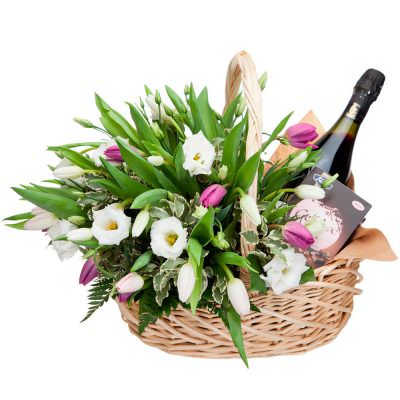 Корзина с красивыми цветами «Весенний сюрприз»