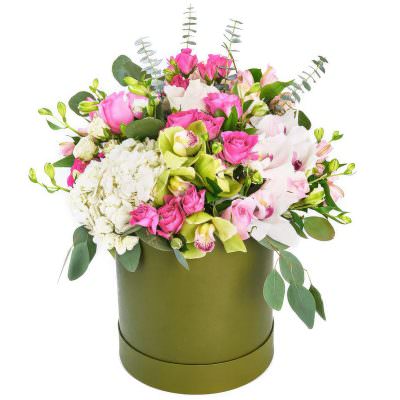 Цветочная композиция в шляпной коробке «Светлый трепет»